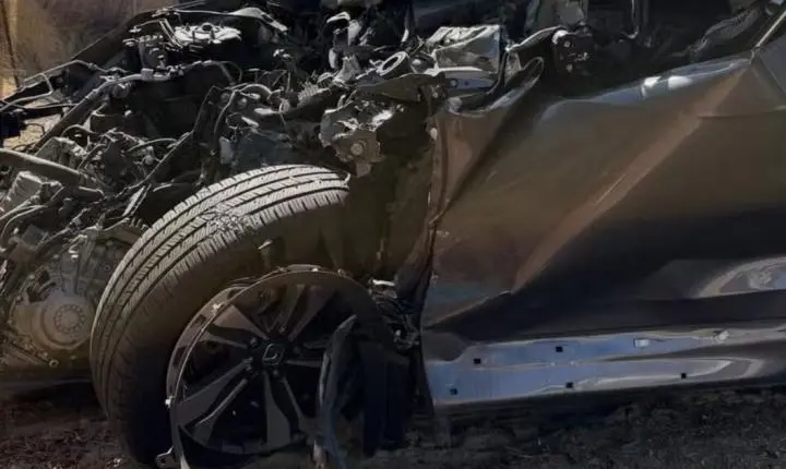 Foto de carro destruído após grave acidente com surfista Victor Bernardo é divulgada