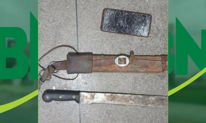 Homem destrói casa, ameaça companheira com facão e é preso no Sudoeste Baiano