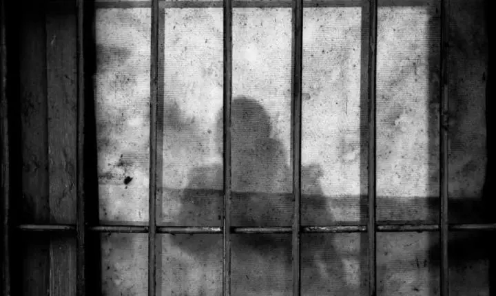 Homem fica preso ilegalmente por quase 500 dias na Bahia por falha em alvará