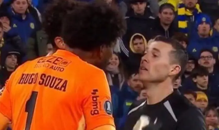 Hugo Souza denuncia racismo na Argentina e árbitro aciona protocolo durante jogo do Corinthians na Libertadores