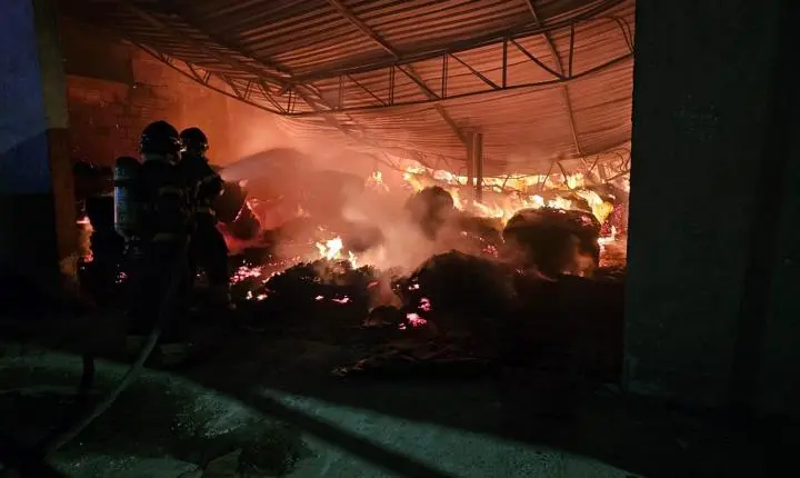 Incêndio atinge fábrica de estofados em avenida de Vitória da Conquista