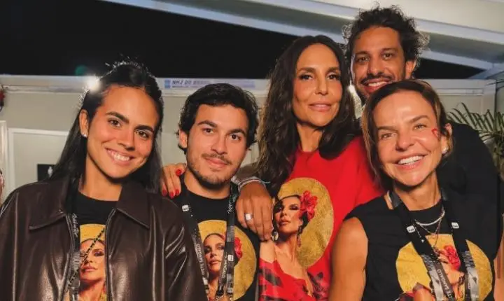 Ivete Sangalo posa coladinha com o namorado, Tiago Maia, em bastidores de show