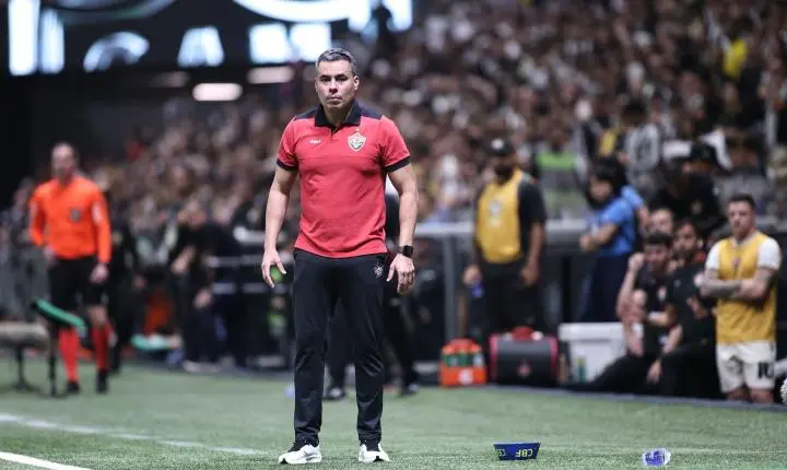 Jair Ventura afirma que trabalho “não bateu no teto” e prega união do Vitória para pegar o Vasco: “Temos que reagir”