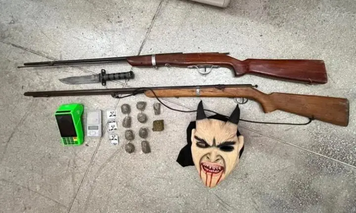 Jovem mascarado é preso com rifles, drogas e máquina de cartão em Malhada