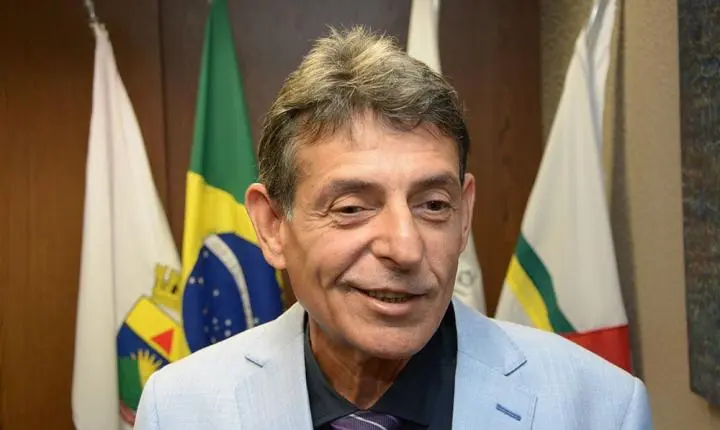 Juiz que foi flagrado bebendo e fumando durante sessão é afastado do cargo