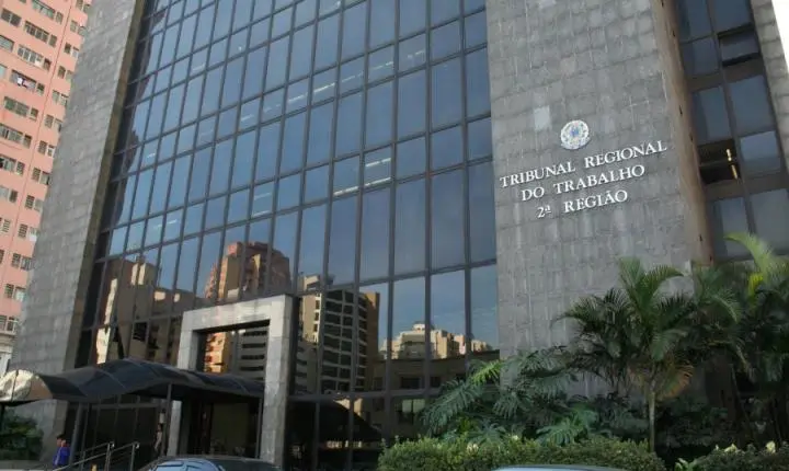 Justiça concede indenização a trabalhador negro obrigado a cortar cabelo e retirar barba