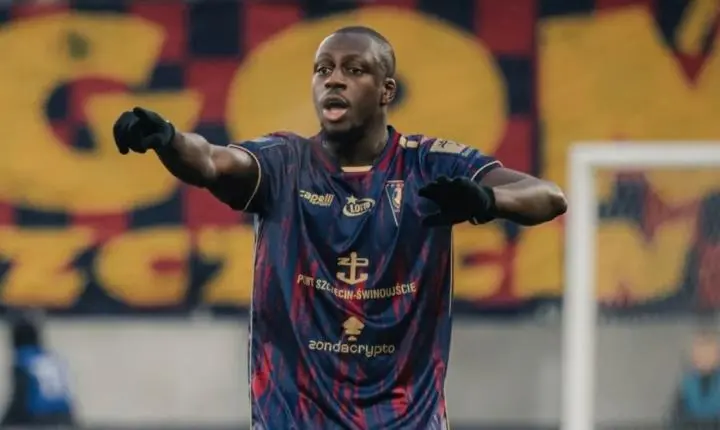 Lateral francês leiloa réplica da taça conquistada na Copa do Mundo de 2018 e rebate críticas: 