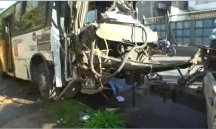 Micro-ônibus colide com poste e gera lentidão na Avenida Gal Costa 