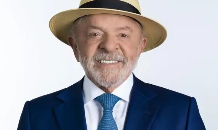Ministério Público Eleitoral nega irregularidade na foto de Lula com chapéu na urna