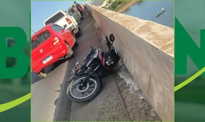 Motociclista colide com veículo e cai de ponte sobre o Rio São Francisco em Ibotirama