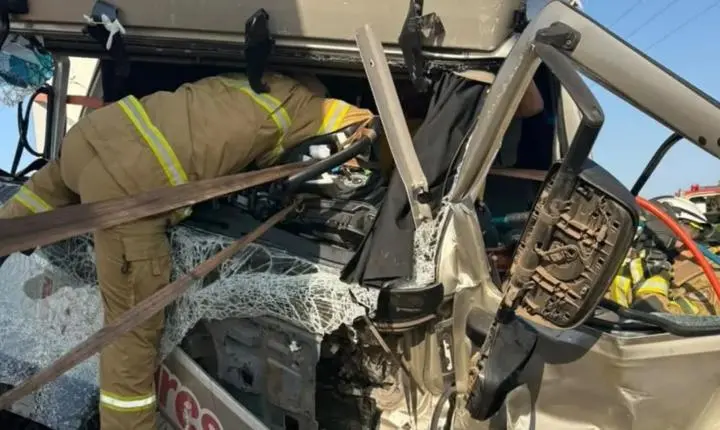 Motorista fica preso em ferragens após batida entre caminhões na BA-172, em Coribe