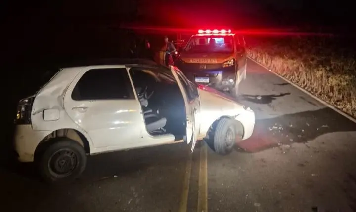 Motorista sobrevive após carro capotar várias vezes na BA-233, em Riachão do Jacuípe