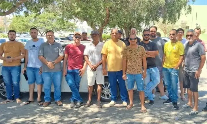 Motoristas da 99 paralisam atividades em cidade baiana e exigem reajuste nas corridas