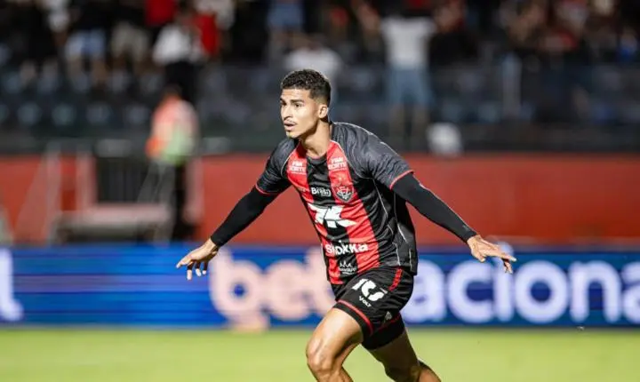 No Barradão é diferente: Vitória dá show, vira sobre Athletico-PR e avança às quartas da Copa do Brasil