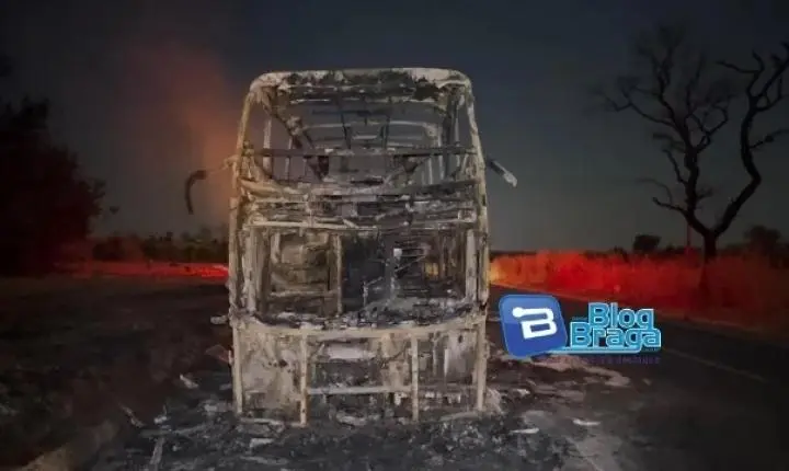 Ônibus pega fogo no Extremo Oeste e passageiros escapam ilesos