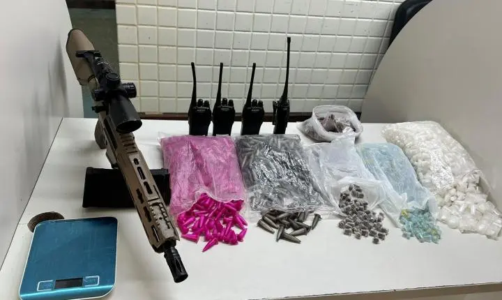 Polícia apreende fuzil, munições e drogas após fuga de membros de facção em Salvador 