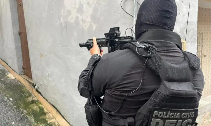 Polícia Civil da Bahia prende três homens por assaltos a ônibus no Lobato, em Salvador