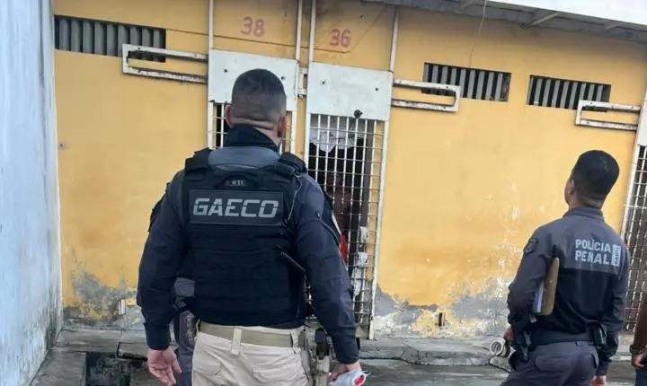 Policial penal é preso em operação contra esquema de entrada de celulares em presídio de Feira de Santana 