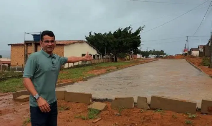 Prefeito Eriksson acompanha obras de pavimentação no povoado Veríssimo mesmo sob chuva em Ribeira do Pombal