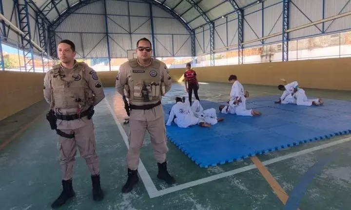 Projeto da PM oferece aulas de jiu-jitsu para crianças em Feira de Santana