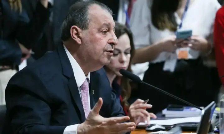 Senador apresenta relatório que mantém proposta para acabar com escala 6x1