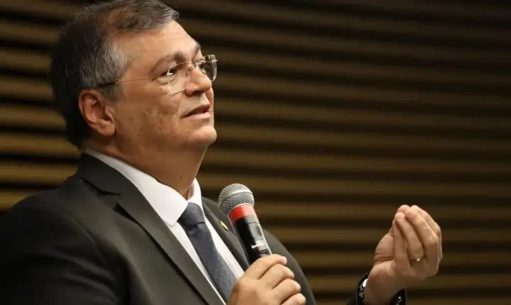 STF é maior do que qualquer um de seus integrantes, afirma Flávio Dino após escalada de crise na Corte
