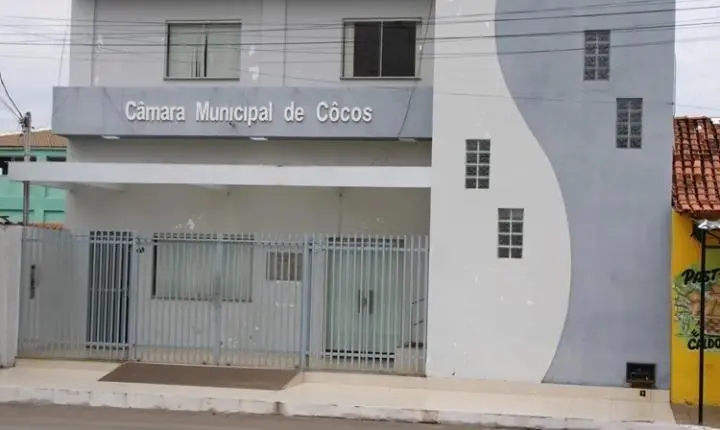 TCM suspende contrato da Prefeitura de Cocos por nepotismo envolvendo vereador