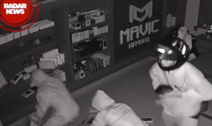 Trio arromba loja de celulares e furta aparelhos em menos de dois minutos em cidade baiana