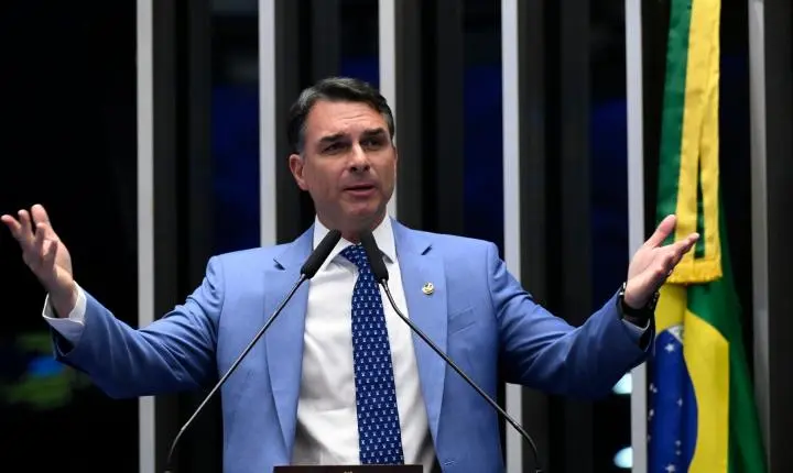 TSE forma maioria e livra Flávio Bolsonaro de punição por avatar de Bolsonaro com IA