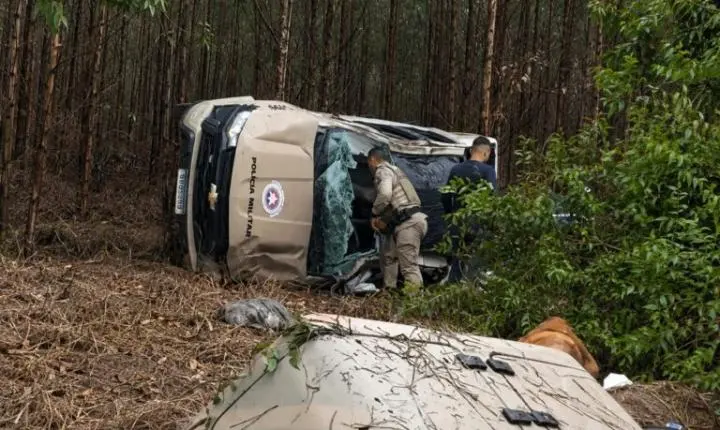 Viatura da PM capota na BA-275 e deixa policiais feridos em Belmonte