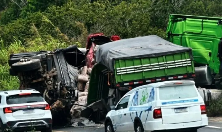 VÍDEO: Carreta tomba e invade contramão antes de acidente na BR-101 na Bahia