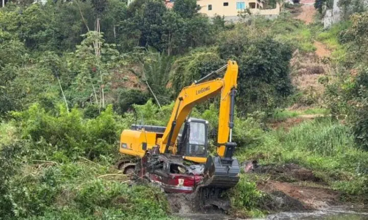 VÍDEO: Carro da Câmara de município é encontrado durante limpeza do Rio Jiquiuriçá
