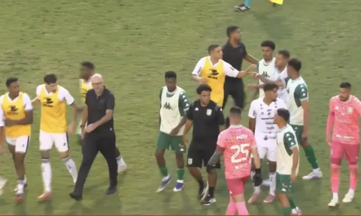 VÍDEO: Ex-Palmeiras é expulso e agride adversários em confusão generalizada na Série D