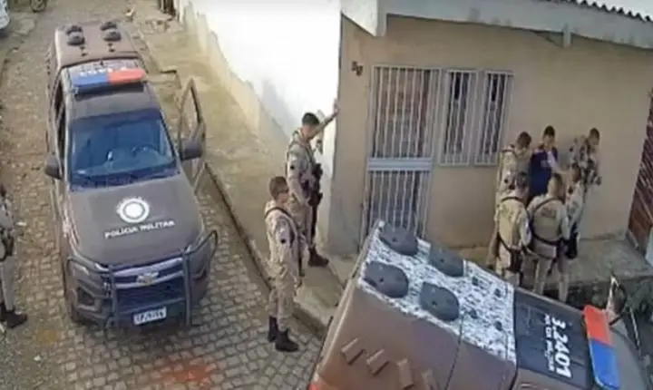Vídeo mostra agressão contra homem durante abordagem da PM em Ipiaú; corregedoria apura disparos contra câmera de segurança