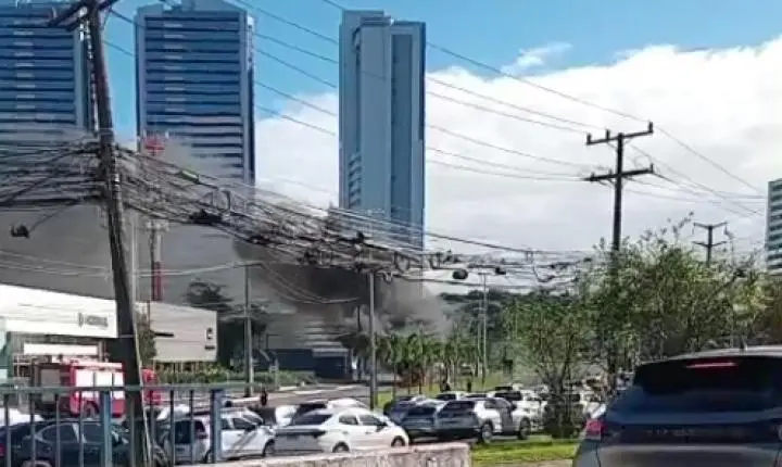 VÍDEO: Ônibus pega fogo na Avenida Tancredo Neves, em Salvador