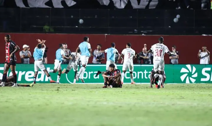 Vitória perde para o Vasco no Barradão e cai nas quartas da Copa do Brasil