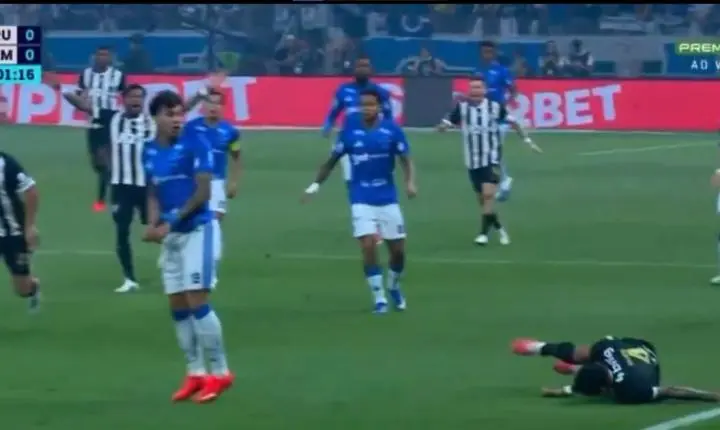 Zagueiro do Atlético sofre queda assustadora contra o Cruzeiro, vai parar no hospital e detona Kaio Jorge após jogo